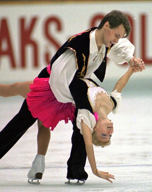 Jewgenija Schischkowa und Wadim Naumow sind unter den Opfern des Absturzes. - © Shizuo Kambayashi/AP/dpa