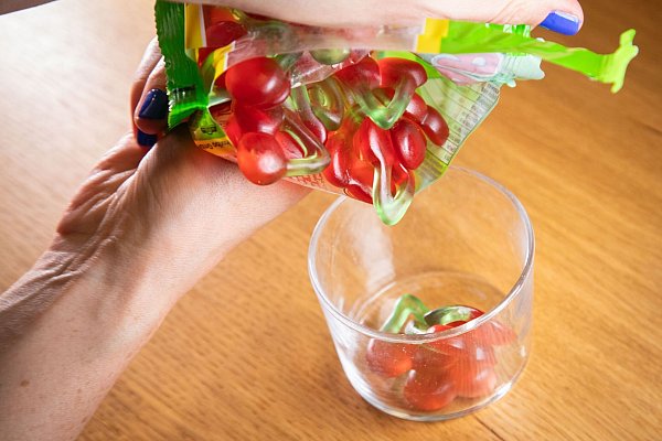 Schritt 3: Fruchtgummi herausnehmen und naschen. - © Christin Klose/dpa-tmn