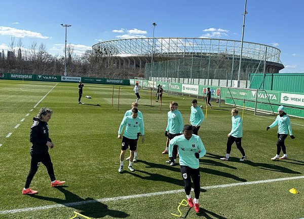 David Alaba (vorne) hat das komplette Teamtraining mit der österreichischen Nationalmannschaft absolviert - © Florian Haselmayer/APA/dpa