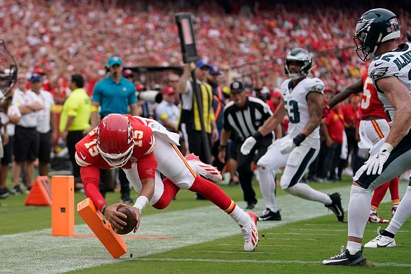 Patrick Mahomes (links) erzielte einen Touchdown, hatte aber zu wenig Hilfe bei der zweiten Saisonniederlage. - © Ed Zurga/AP/dpa