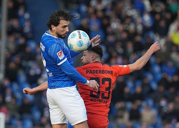 Der SC Paderborn um Marcel Hoffmeier (r) besiegte den SV Darmstadt 98 um Fraser Hornby verdient. - © Thomas Frey/dpa
