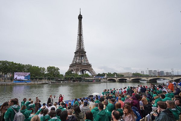 Die Sportler fuhren bei der Eröffnungsfeier in Booten auf einer Länge von sechs Kilometern über die Seine. - © Michael Kappeler/dpa