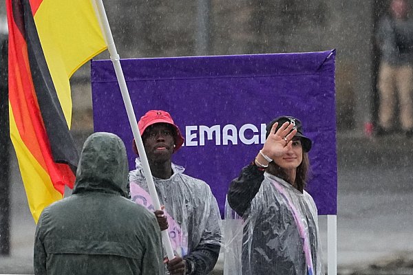 Deutschlands Fahnenträger im Regen: Dennis Schröder und Anna-Maria Wagner. - © Michael Kappeler/dpa