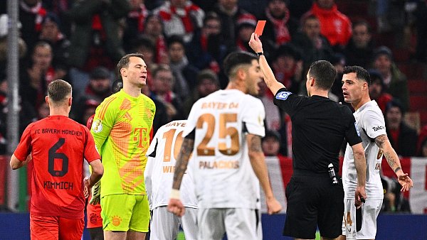 Schiedsrichter Harm Osmers zeigt Manuel Neuer die Rote Karte. - © Tom Weller/dpa