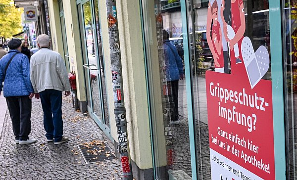 Mit der Grippe- kann man sich auch gleichzeitig die Corona-Impfung verabreichen lassen. (Archivbild) - © Jens Kalaene/dpa