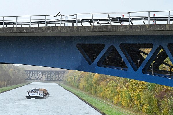 Die Polizei ermittelt die Hintergründe des Unfalls an der Brücke. - © Swen Pförtner/dpa