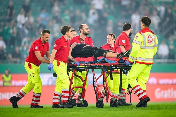 Beim Wien-Derby wurde mindestens eine Person verletzt. - © Max Slovencik/APA/dpa