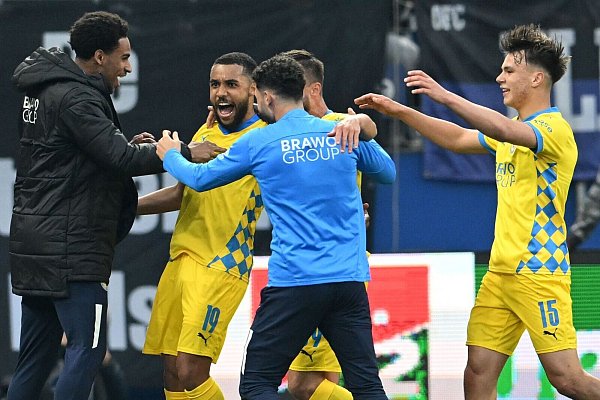 Der Außenseiter aus Braunschweig durfte beim Favoriten HSV vor der Pause gleich zweimal jubeln. - © Carmen Jaspersen/dpa