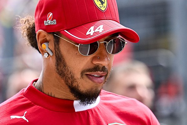 Kommt bei Ferrari nicht in Fahrt: Rekordweltmeister Lewis Hamilton. - © Denes Erdos/AP/dpa