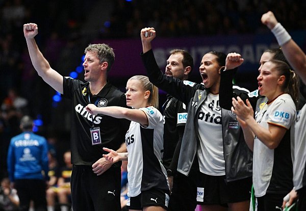 Bundestrainer Markus Gaugisch (l) lobt die Emotionalität seiner WM-Debütantin Aimée von Pereira. - © Marijan Murat/dpa