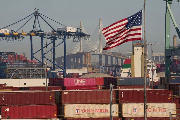 Die EU will die geplanten Gegenzölle auf US-Produkte vorerst nicht in Kraft setzen. - © Damian Dovarganes/AP/dpa