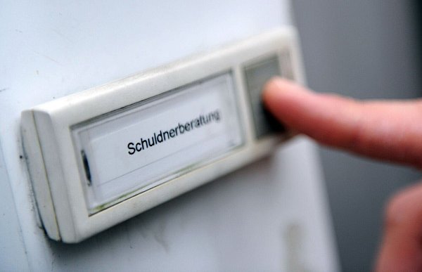 Menschen, die Hilfe einer Schuldnerberatungsstelle in Anspruch nahmen, waren 2024 durchschnittlich mit 32.976 Euro verschuldet (Symbolbild) - © Angelika Warmuth/dpa/dpa-tmn