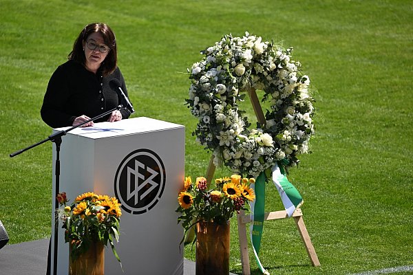 DFB-Generalsekretärin Heike Ullrich bei ihrer Trauerrede für die im März verstorbene Doris Fitschen. - © Arne Dedert/dpa