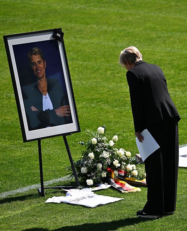 Die ehemalige Bundestrainerin Silvia Neid gehörte zu den engsten Freundinnen der im März verstorbenen Doris Fitschen. - © Arne Dedert/dpa