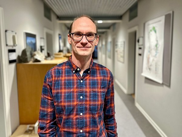 Der Mineralforscher Jakob Kløve Keiding steht in seinem Institut Geus. - © Steffen Trumpf/dpa