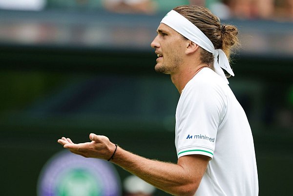 Alexander Zverev machte in Wimbledon seine mentalen Probleme öffentlich. - © Frank Molter/dpa