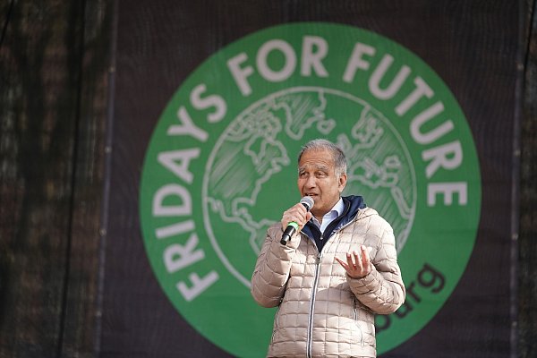 Latif geht immer wieder in die Öffentlichkeit und spricht beispielsweise 2022 zu den Teilnehmern des Klimastreiks Fridays for Future. (Archivbild) - © Marcus Brandt/dpa