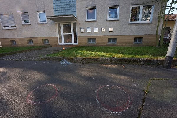 Der Tatort von Bad Nauheim. Zwei Menschen mit Schussverletzungen sind gestorben. - © Thomas Frey/dpa