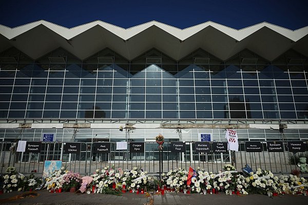 Vor dem Bahnhof, wo sich die Tragödie ereignete, legten Bürger und Studierende Kränze und Blumen für die 16 Opfer nieder. - © Armin Durgut/AP/dpa