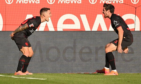 Jonas Hofmann (r) ist nicht für die Champions League gemeldet. - © Torsten Silz/dpa