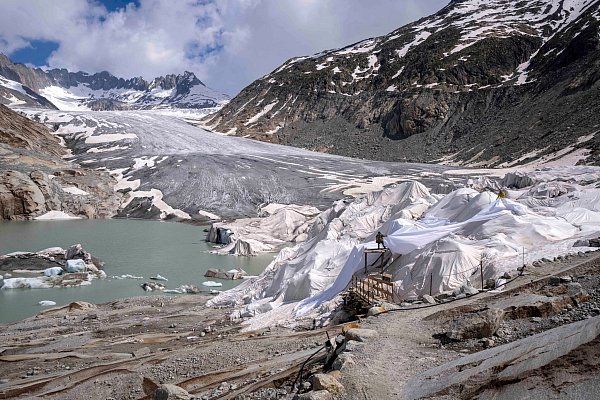Die Schweizer Gletscher haben innerhalb von zehn Jahren ein Viertel ihrer Eismasse verloren (Archivbild) - © Matthias Schrader/AP