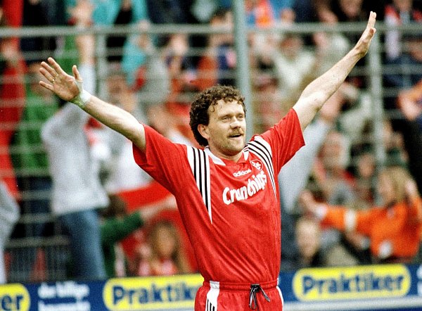 Das Gesicht des Nasenpflasters: Olaf Marschall 1998 im Kaiserslautern-Trikot. - © picture alliance / Arne Dedert/dpa