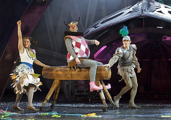 Judith Patzelt ist Thekla, Guido Schikore (r.) der "kleine Ritter Trenk", und Georg Böhm schlüpft sogar in sechs Rollen. - © Foto: Philipp Ottendörfer