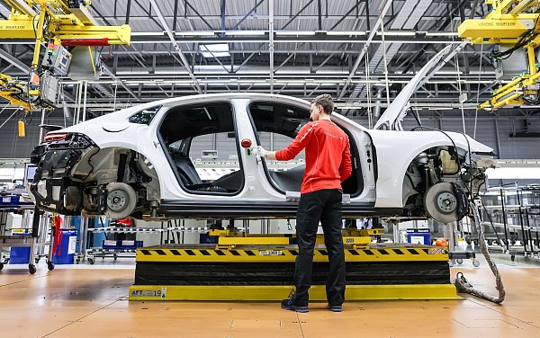 Porsche will in den kommenden Jahren rund 1.900 Stellen streichen - und verhandelt bereits über das nächste Sparprogramm. (Archivbild) - © Jan Woitas/dpa