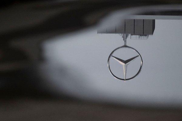 Wie andere Autobauer hat Mercedes im ersten Halbjahr einen heftigen Gewinneinbruch erlitten. (Archivbild) - © Marijan Murat/dpa