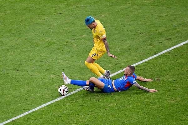 Der Slowake Lukas Haraslin (r) kommt vor Andrei Ratiu aus Rumänien an den Ball. - © Torsten Silz/dpa