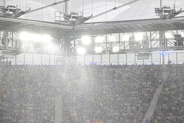 Nach der Pause regnete es in Frankfurt zwischenzeitlich in Strömen. - © Torsten Silz/dpa