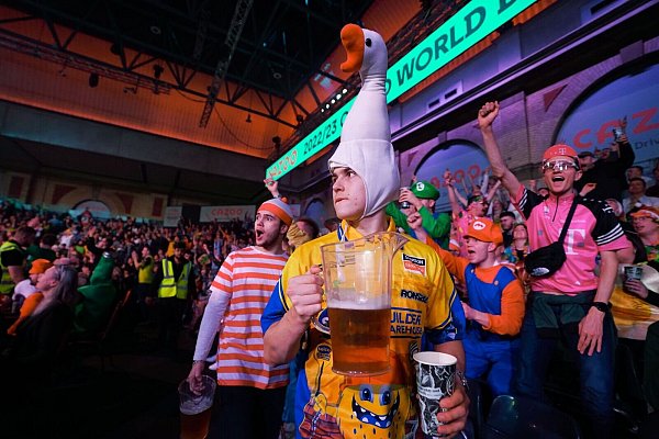 Bunte Kostüme und viel Bier: Die Fans feiern das Spektakel im Norden Londons. - © Zac Goodwin/PA Wire/dpa
