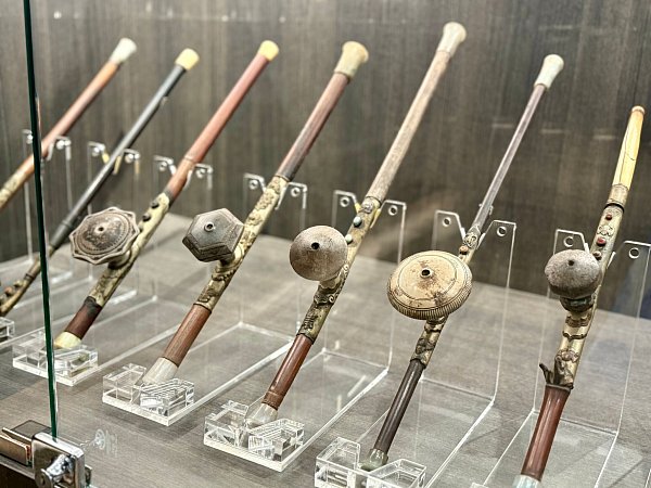 Opium-Pfeifen gehörten früher zum Goldenen Dreieck dazu – heute sind sie in Museen ausgestellt. - © Carola Frentzen/dpa