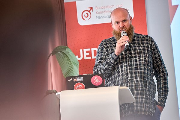 Viele betroffene Männer verharmlosen ihre Gewalterfahrung, sagt Tobias Schiefer. - © Michael Ukas/dpa