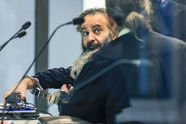 Der Angeklagte Taleb al-Abdulmohsen sitzt zu Prozessbeginn in einem kugelsicheren Glaskasten im Gerichtssaal im temporären Gerichtsgebäude des Landgerichtes Magdeburg. - © Jan Woitas/dpa