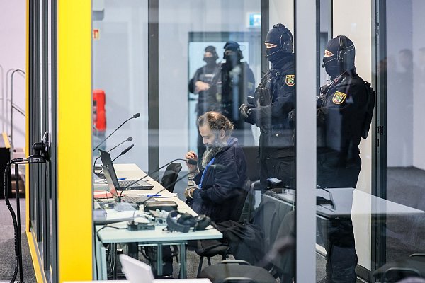 Der Angeklagte Taleb al-Abdulmohsen sitzt mit Handfesseln in dem kugelsicheren Glaskasten im temporären Gerichtsgebäude des Landgerichtes Magdeburg. - © Jan Woitas/dpa