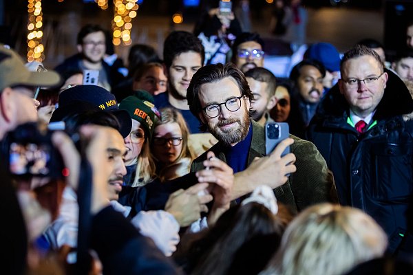 Chris Evans erinnert sich gern an seine früheren Weihnachtstraditionen mit seinen Geschwistern zurück. (Archivbild) - © Christoph Soeder/dpa