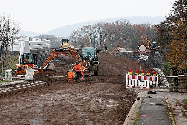 Die Eidinghausener Straße führt demnächst einen kleinen Hügel hinauf. Rechts ist vor dem "Anlieger frei"-Schild die Einfahrt zum Schloss-Parkplatz zu erkennen, oben auf dem Hügel zweigt nach rechts die Straße Mönichhusen ab. Am linken Bildrand steht die weiß-graue Lärmschutzwand. - © FOTO: NICOLE SIELERMANN