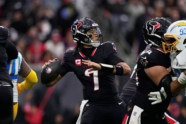 CJ Stroud steht mit den Houston Texans in der nächsten Runde der NFL-Playoffs. - © Eric Christian Smith/AP/dpa