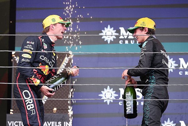 Eine Fahrt von Max Verstappen (l) für den Titel Weltmeister der Herzen. - © Ettore Chiereguini/AP/dpa