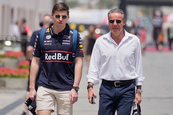 Pause im ersten Training: Weltmeister Max Verstappen (l.) setzte in Bahrain zunächst aus. - © Darko Bandic/AP/dpa