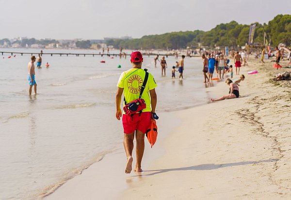 Alcudia im Nordosten der Insel ist eigentlich ein ruhigerer Ort Mallorcas. (Archivbild) - © Andreas Arnold/dpa