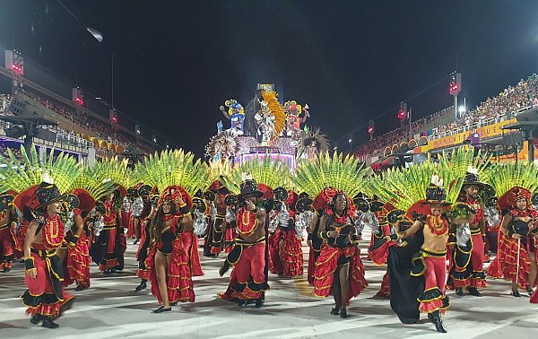 Gruppen treten beim Karneval in Rio im Sambadrom auf. - © Philipp Znidar/dpa