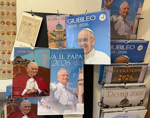 Selbst vom 2005 verstorbenen Papst Johannes Paul II. gibt es noch Kalender. - © Christoph Sator/dpa
