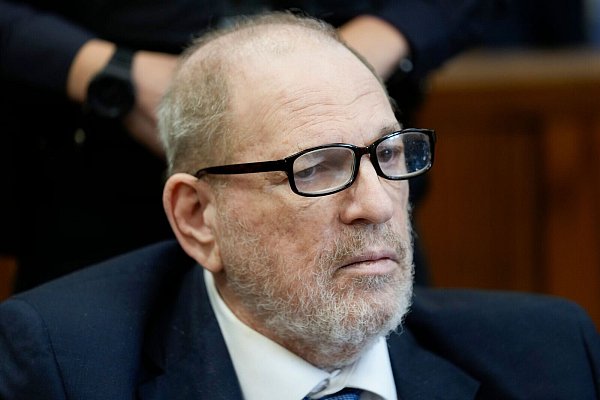 Auf Harvey Weinstein kommt ein weiterer Prozess zu. - © Seth Wenig/POOL AP/AP