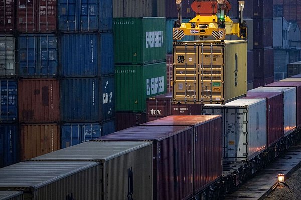 Einschränkungen im Welthandel bergen Risiken. - © Marijan Murat/dpa