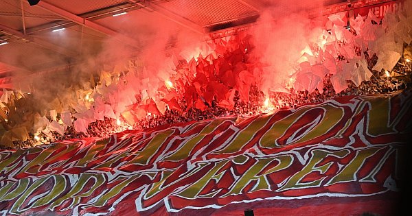 Die Mainzer Fans feierten ihre Mannschaft schon vor dem Spiel. - © Torsten Silz/dpa