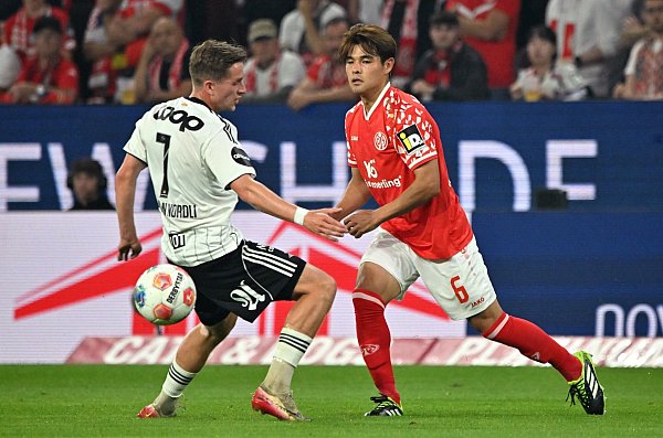 Der FSV Mainz 05 um Kaishu Sano (r) war Rosenborg Trondheim im Rückspiel klar überlegen. - © Torsten Silz/dpa