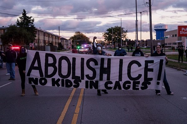 In dem Vorort von Chicago wird seit Wochen gegen das Vorgehen der Einwanderungsbehörde ICE protestiert. (Archivbild) - © Adam Gray/AP/dpa