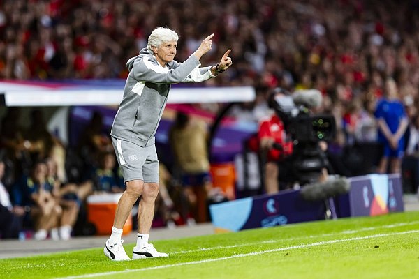 Engagiert an der Seitenlinie: Die Schweizer Trainerin Pia Sundhage. - © Peter Klaunzer/KEYSTONE/dpa